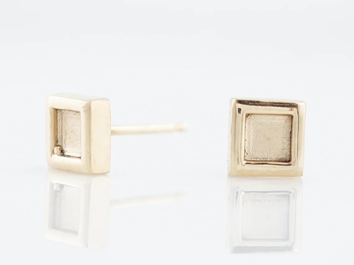 Square Stud Earrings Modern in 14K Yellow Gold - Image 4