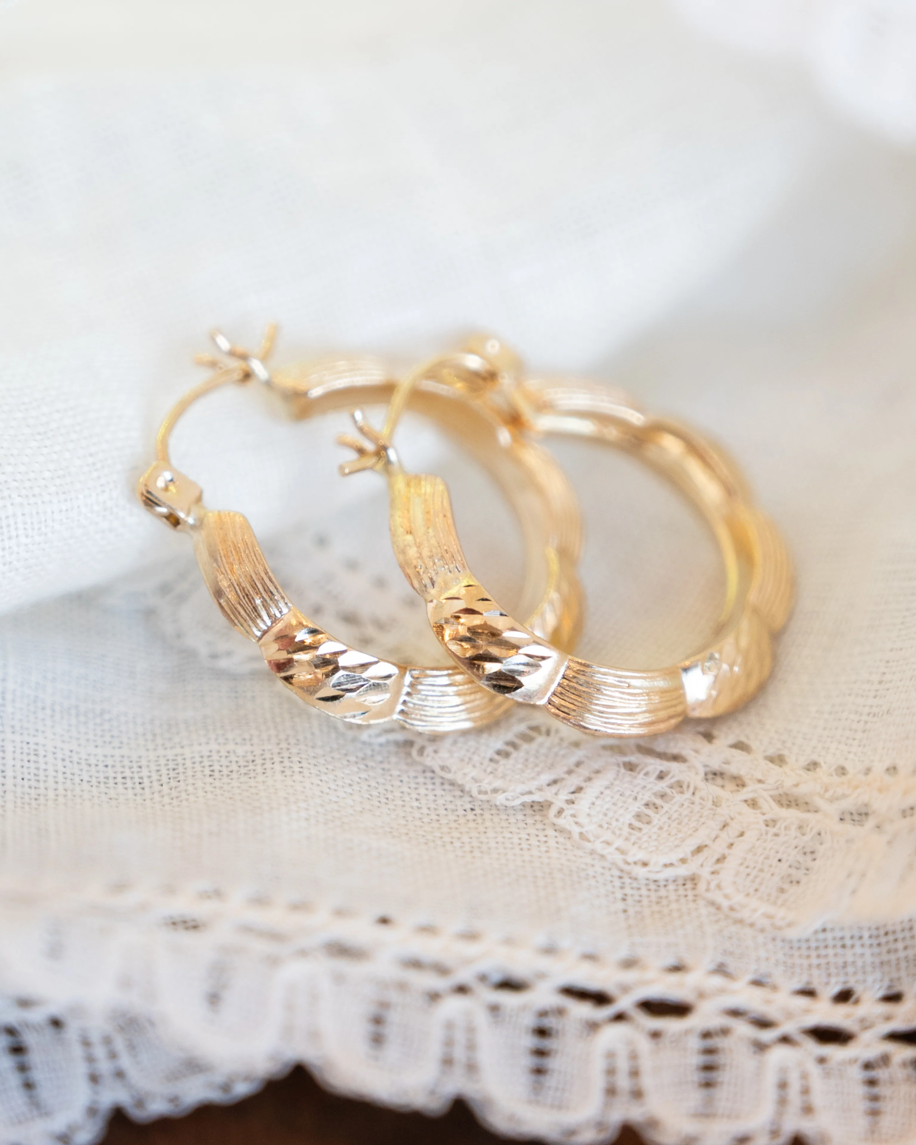 Textured Scallop Hoop Earrings in 14k Yellow Gold - Image 4