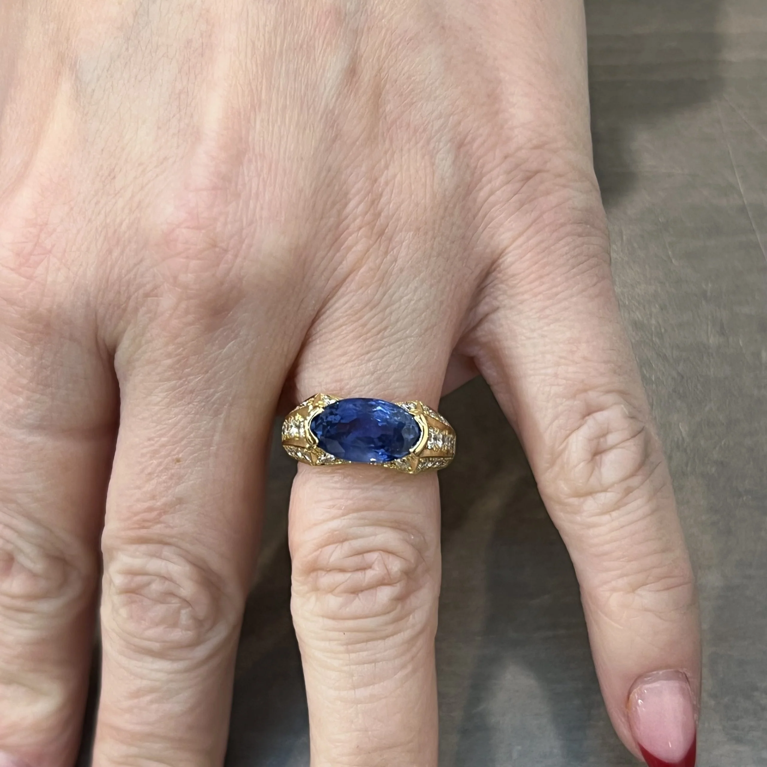 Unheated Ceylon Sapphire & Diamond Ring in 18k Yellow Gold - Image 6