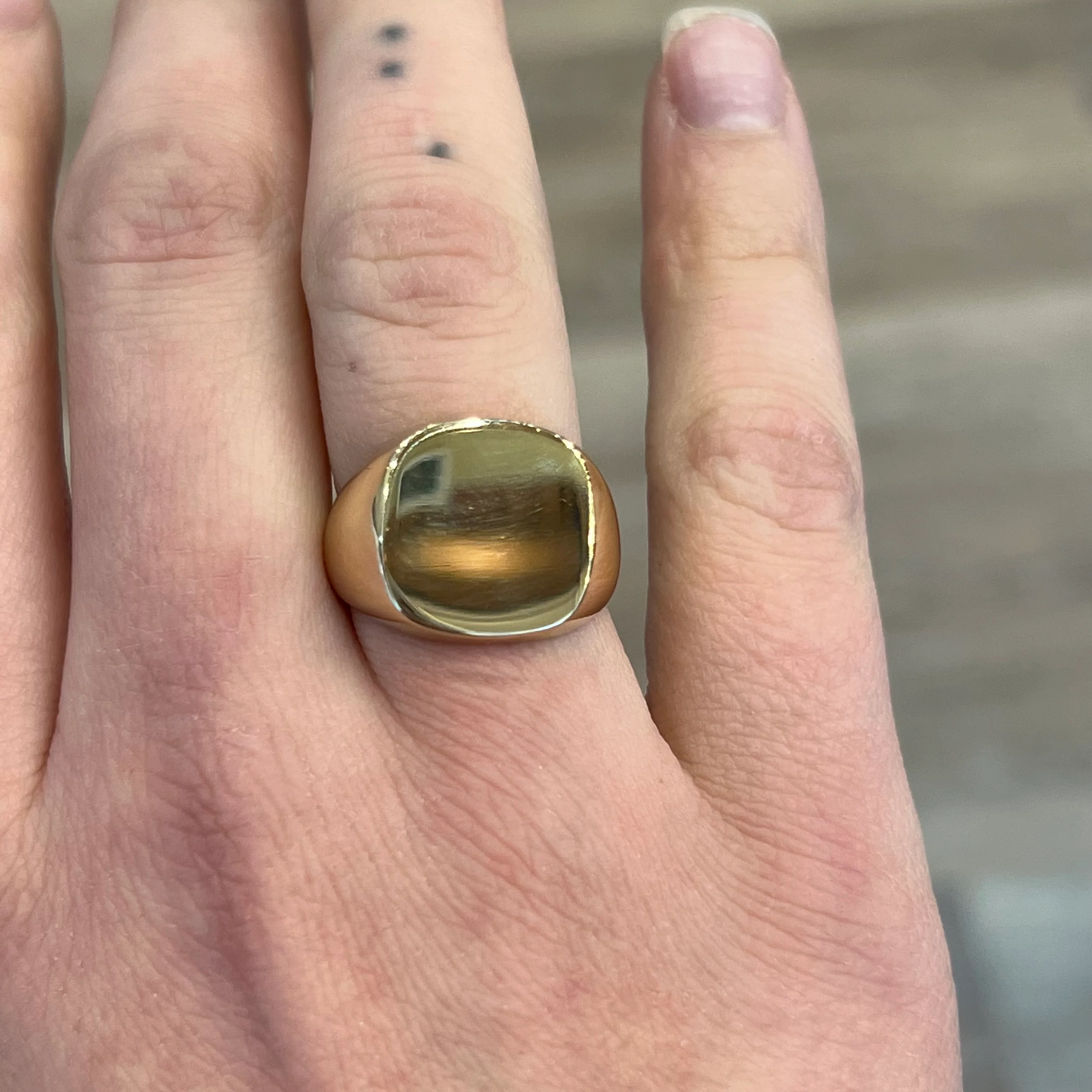 Unisex Mid-Century Signet Ring in 10k Yellow Gold - Image 6