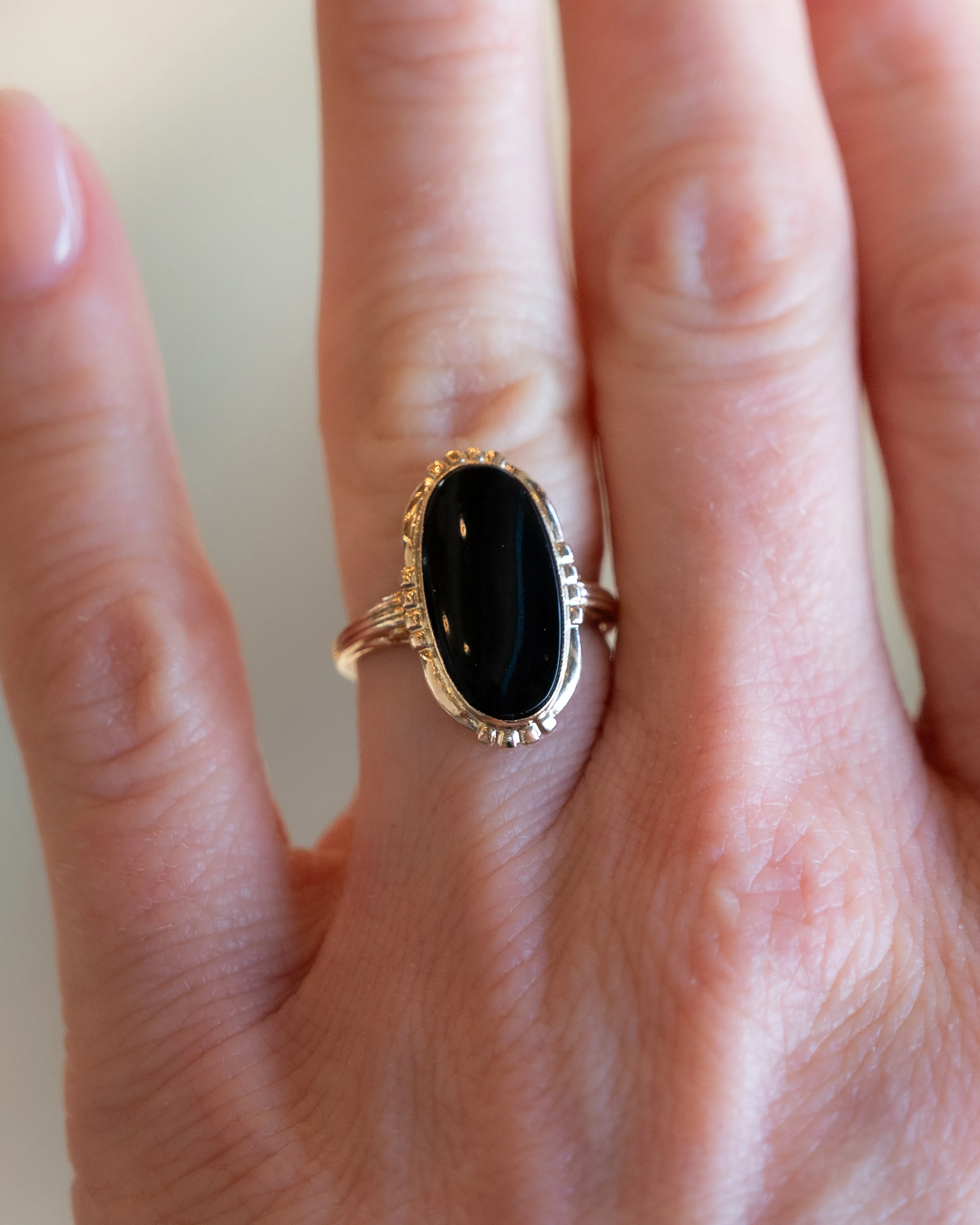 Victorian Cabochon Onyx Cocktail Ring in 10k Yellow Gold - Image 7