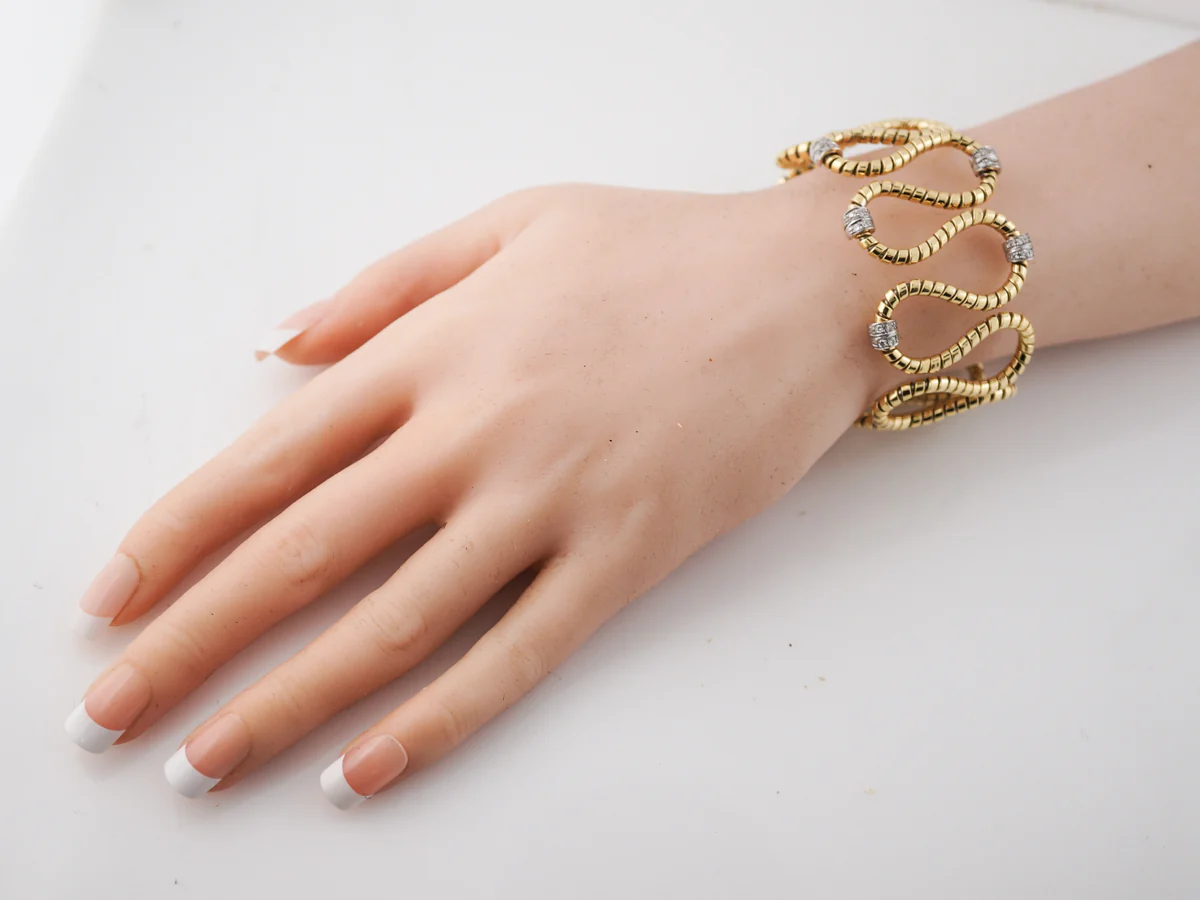 Vintage Bangle Bracelet Mid-Century .30 Round Brilliant Cut Diamonds in 18k Yellow Gold - Image 5