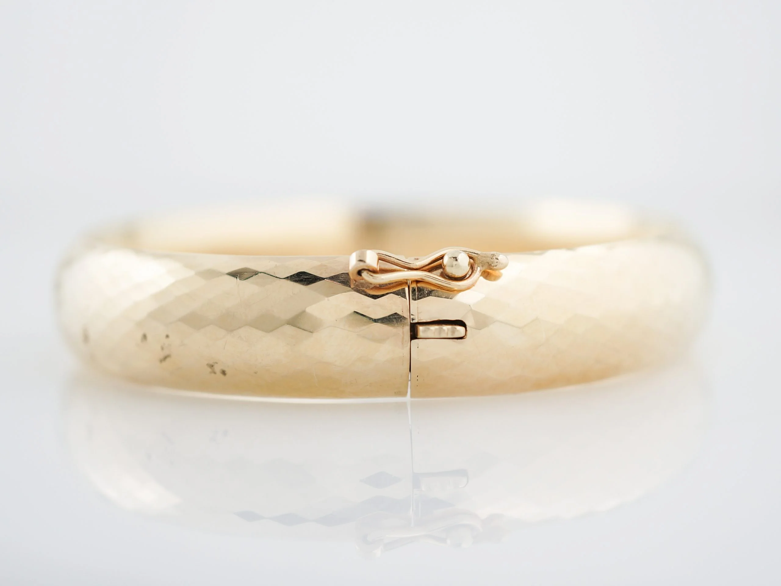 Vintage Bracelet Mid-Century Hinged Bangle in 14k Yellow Gold - Image 2