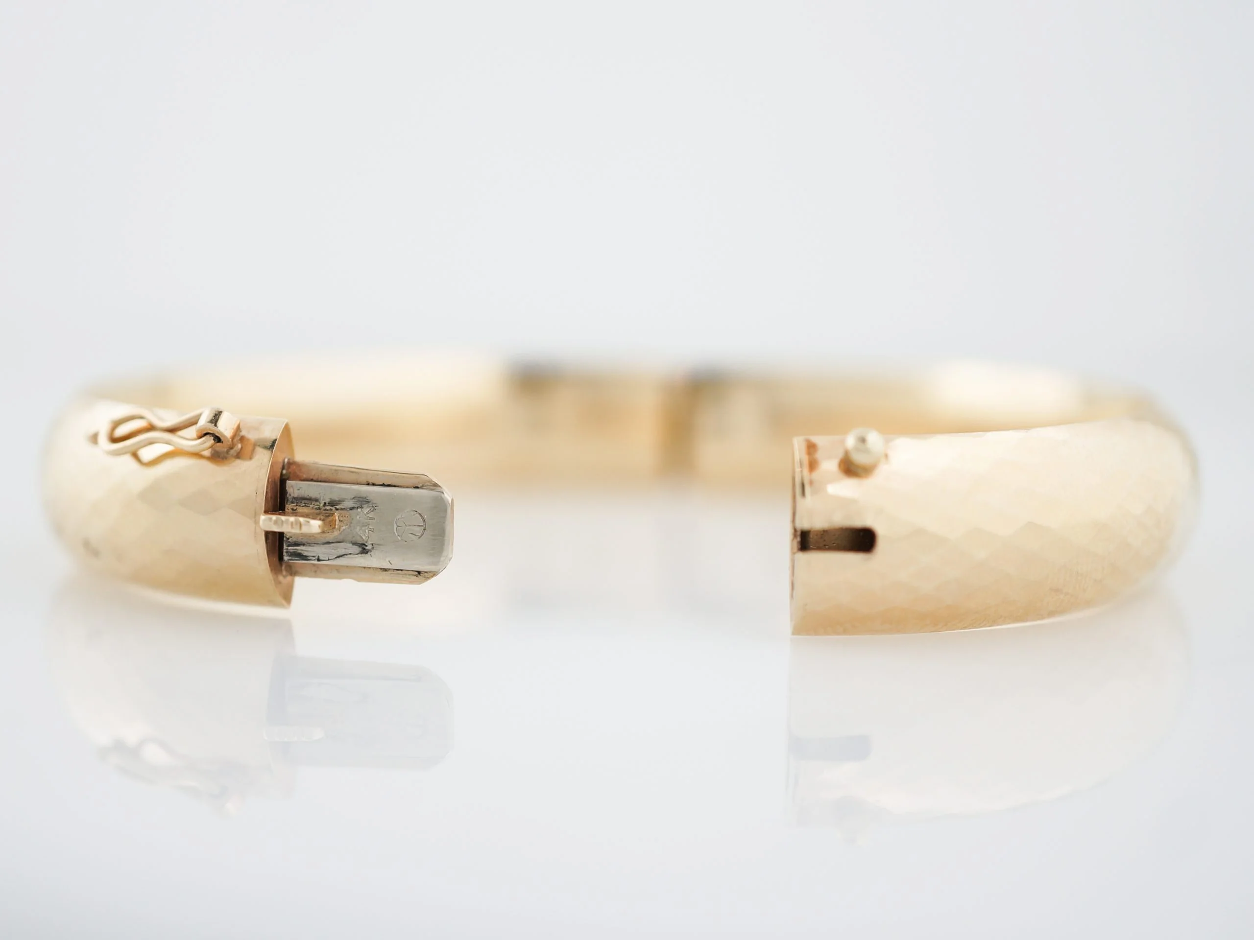 Vintage Bracelet Mid-Century Hinged Bangle in 14k Yellow Gold - Image 3