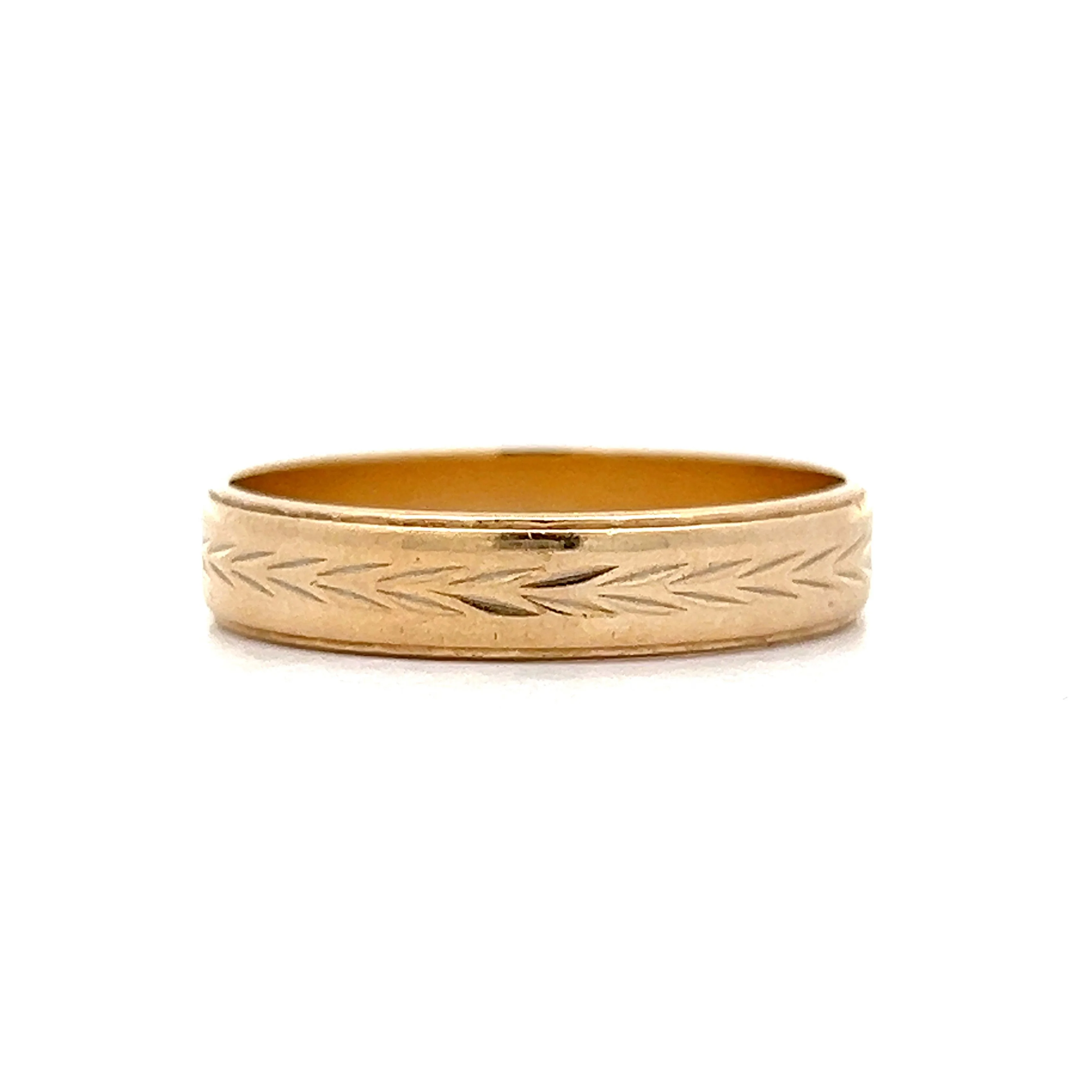 Vintage Chevron Men's Wedding Band in 14k Yellow Gold - Image 2