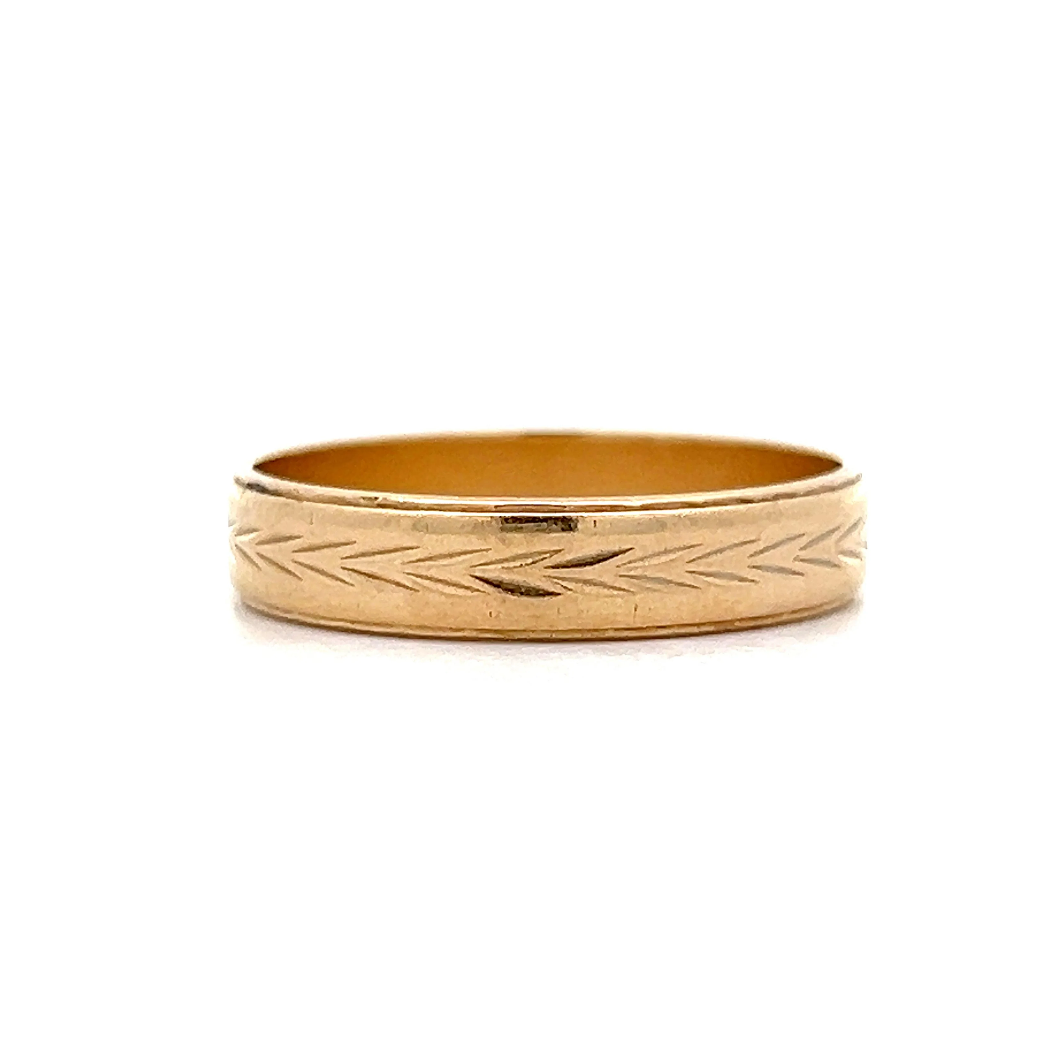 Vintage Chevron Men's Wedding Band in 14k Yellow Gold - Image 3