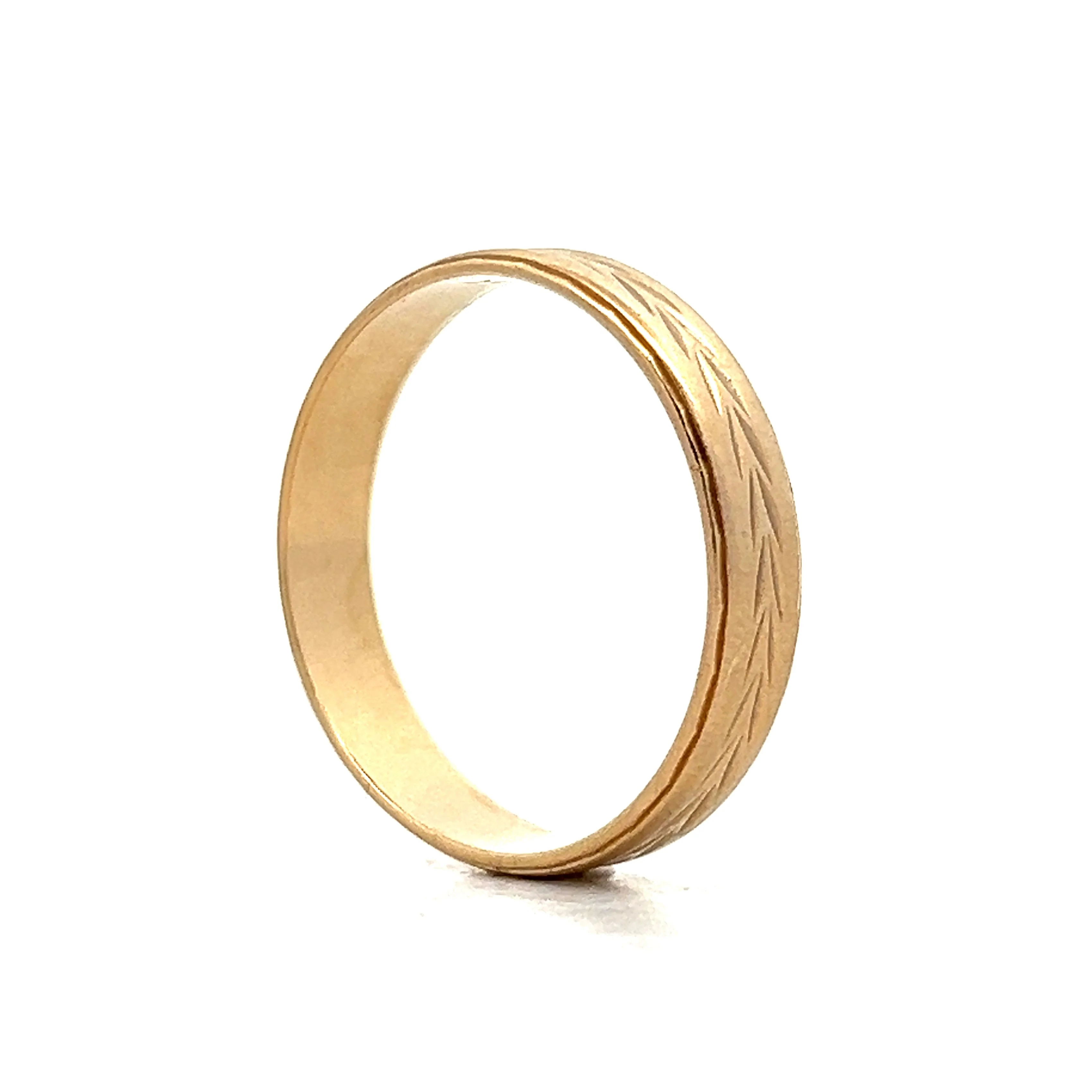 Vintage Chevron Men's Wedding Band in 14k Yellow Gold - Image 5