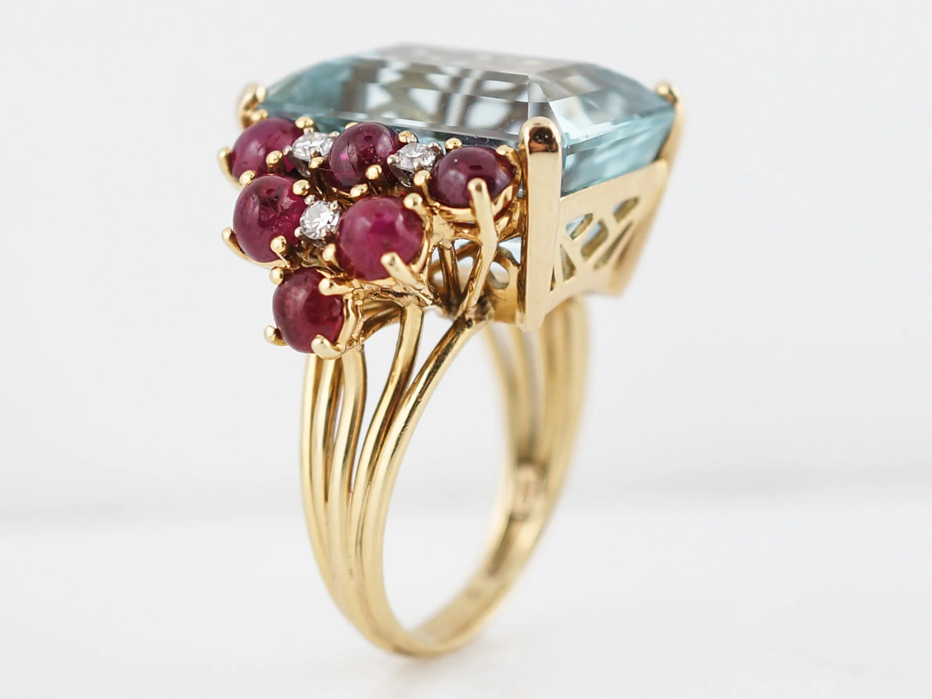 Vintage Cocktail Ring Retro 27.00 Aquamarine, Ruby and Diamond in 18K Yellow Gold - Image 5