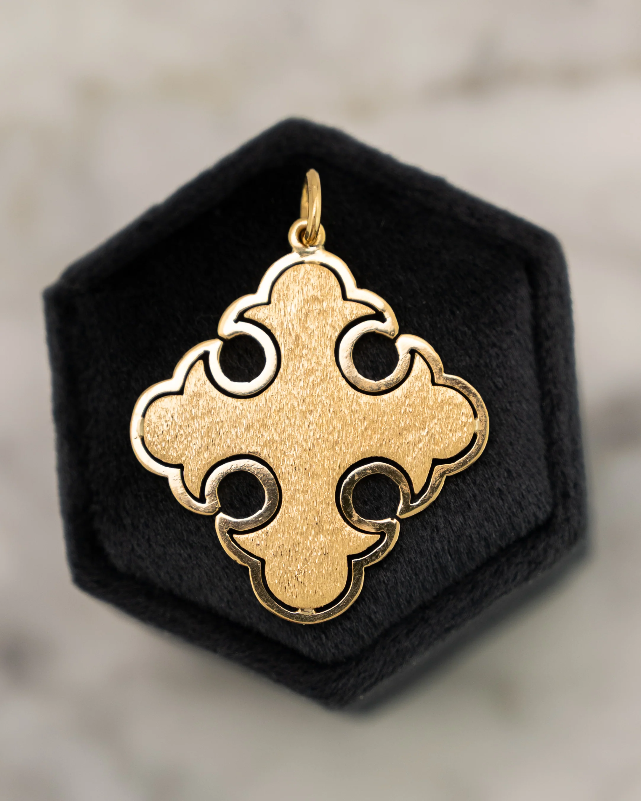 Vintage Maltese Cross Pendant in 18k Yellow Gold - Image 3