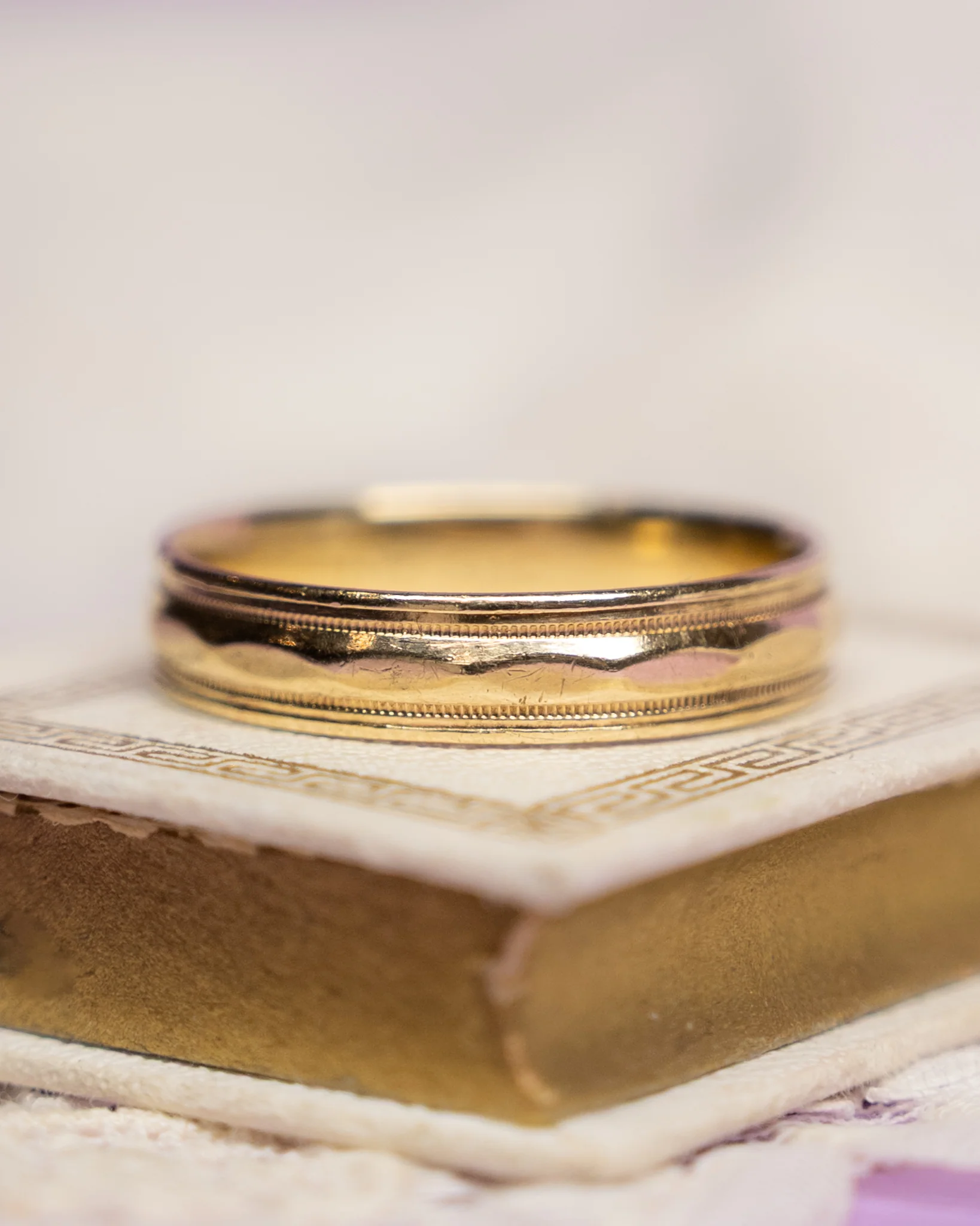 Vintage Mens 5mm Wedding Band in 10k Yellow Gold - Image 6