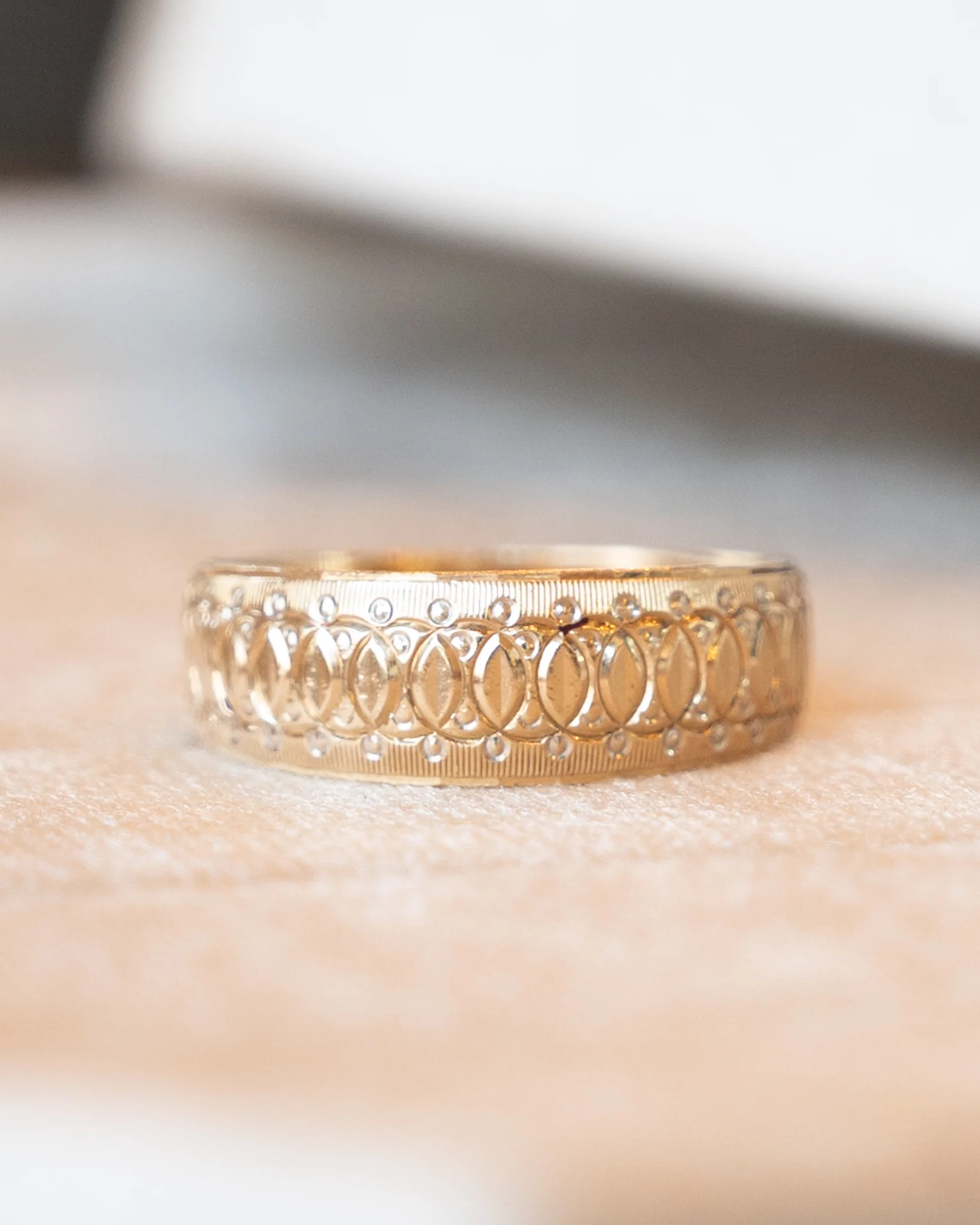 Vintage Mens Circular Engraving Wedding Band 14k - Image 6