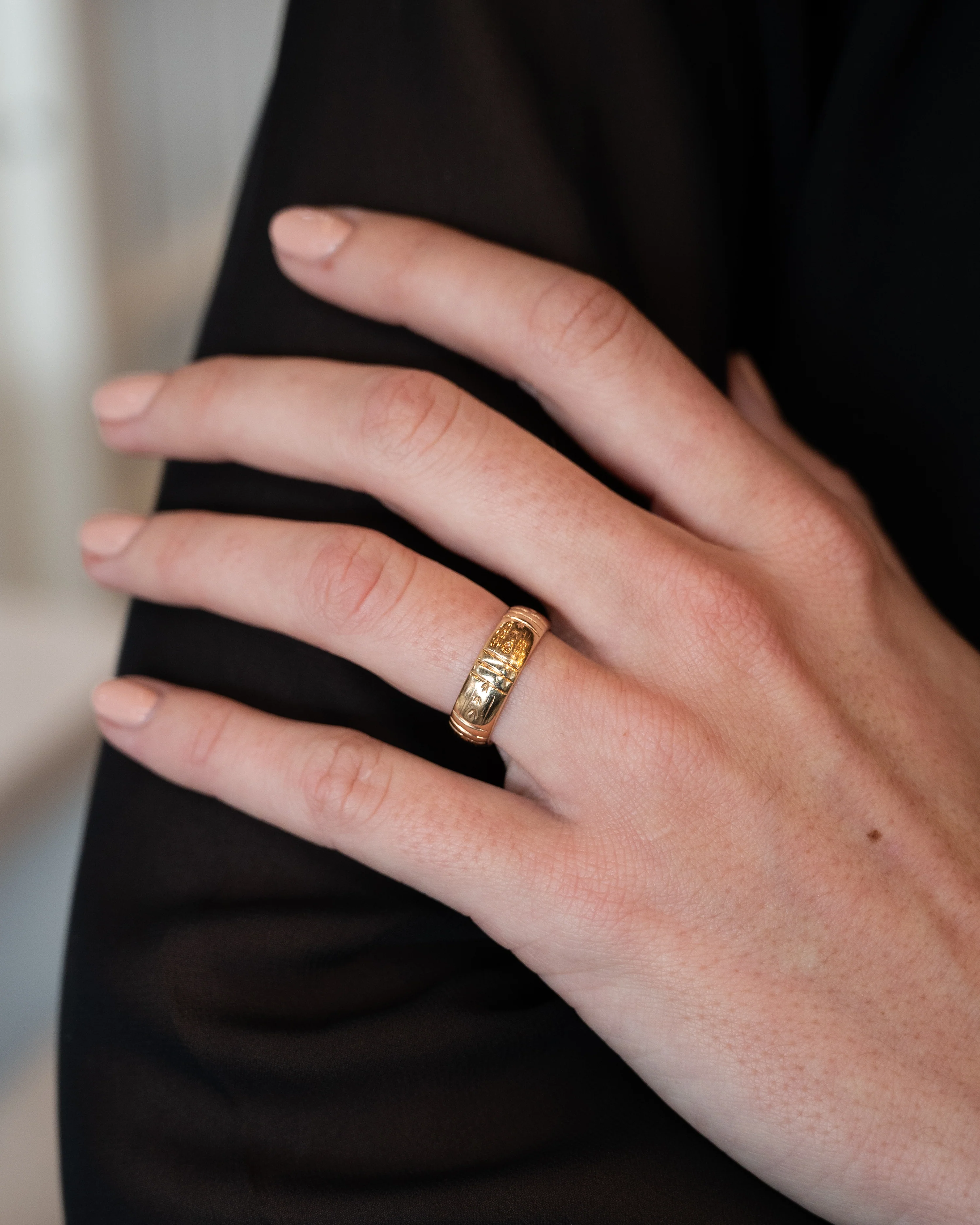Vintage Mid-Century Engraved Wedding Band 14k Yellow Gold - Image 7