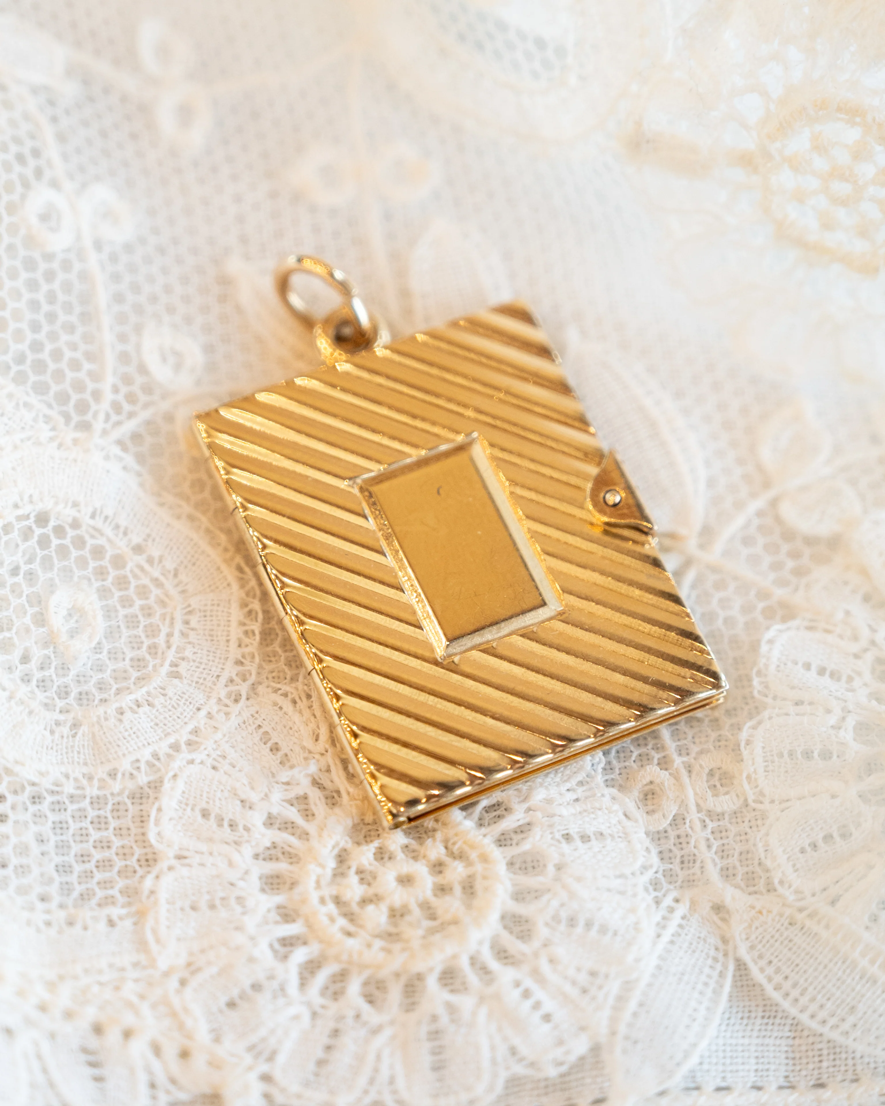 Vintage Mid-Century Locket Pendant in 14k Yellow Gold - Image 5