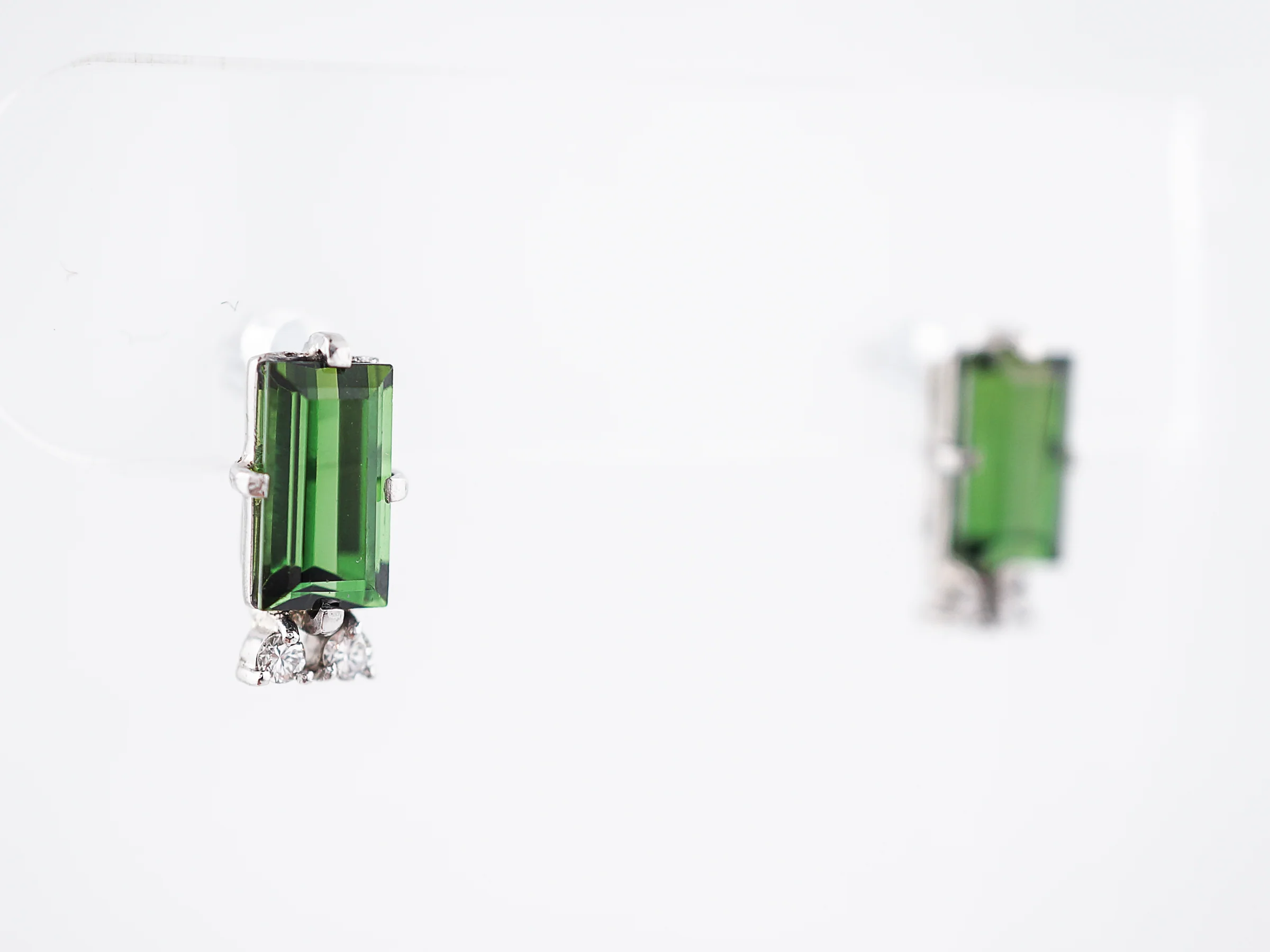 Vintage Post Earrings Retro 7.80 Rectangle Cut Chrome Tourmaline & .16 Round Brilliant Cut Diamonds in 14k White Gold - Image 2