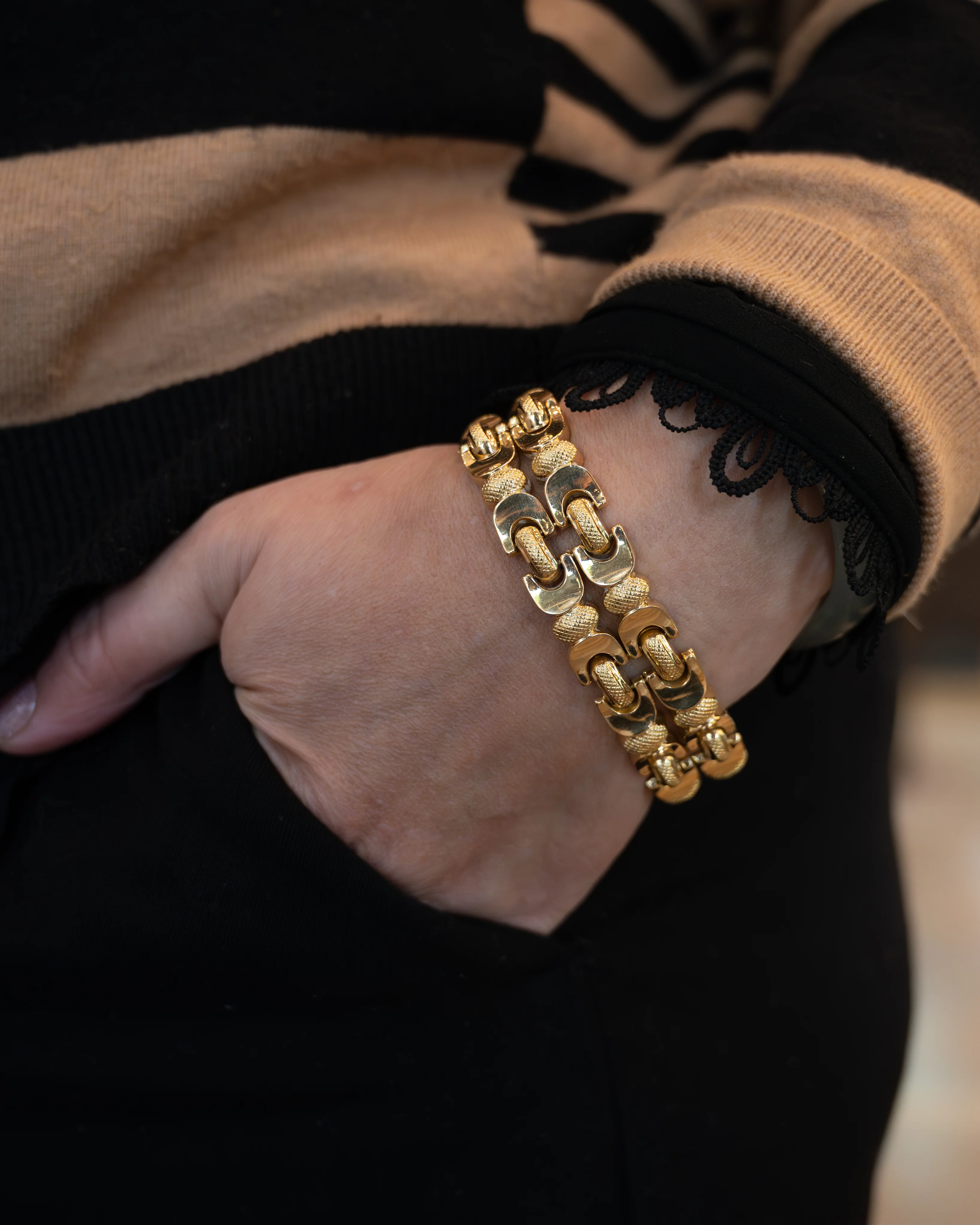 Vintage Retro Geometric Bracelet in 18k Yellow Gold - Image 6