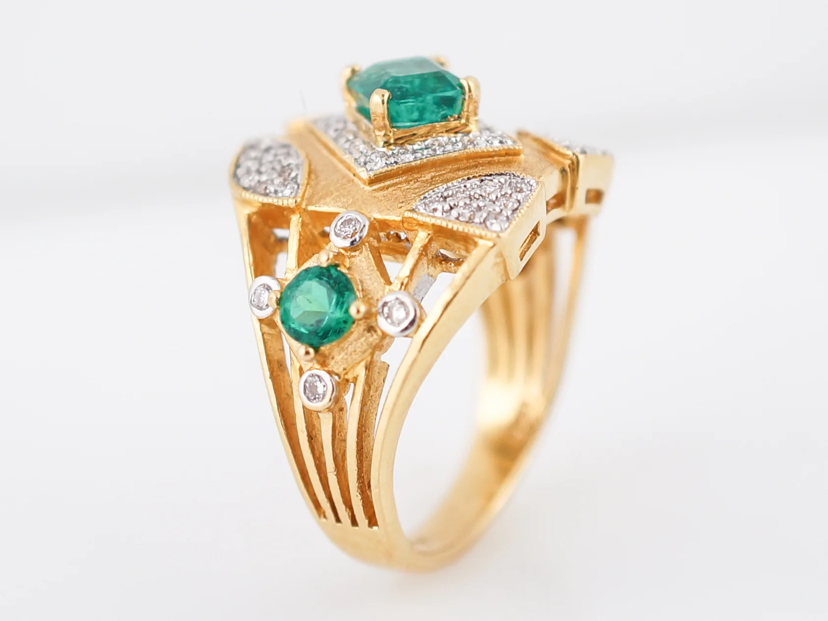 Vintage Right Hand Ring Mid-Century .60 Emerald Cut Emerald in 20K Yellow Gold - Image 4