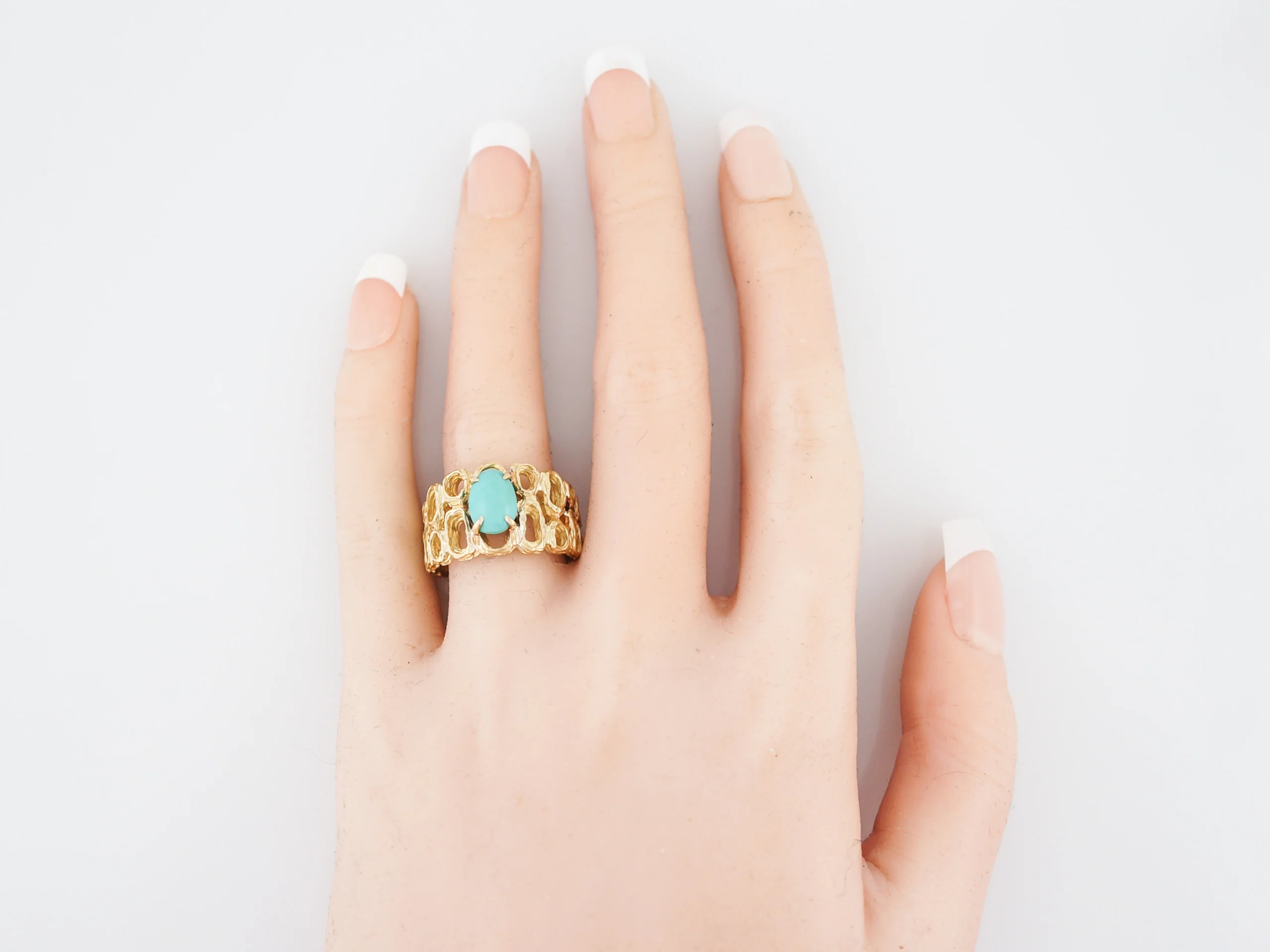Vintage Right Hand Ring Mid-Century Cabochon Cut Turquoise in 18K Yellow Gold - Image 6