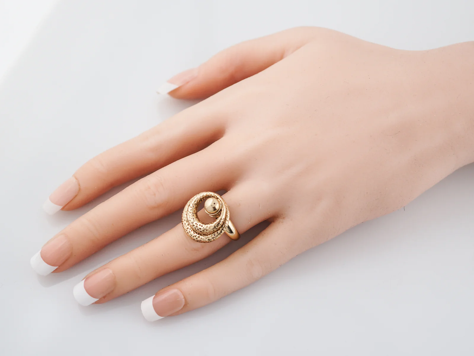 Vintage Right Hand Ring Retro in 14k Yellow Gold - Image 9