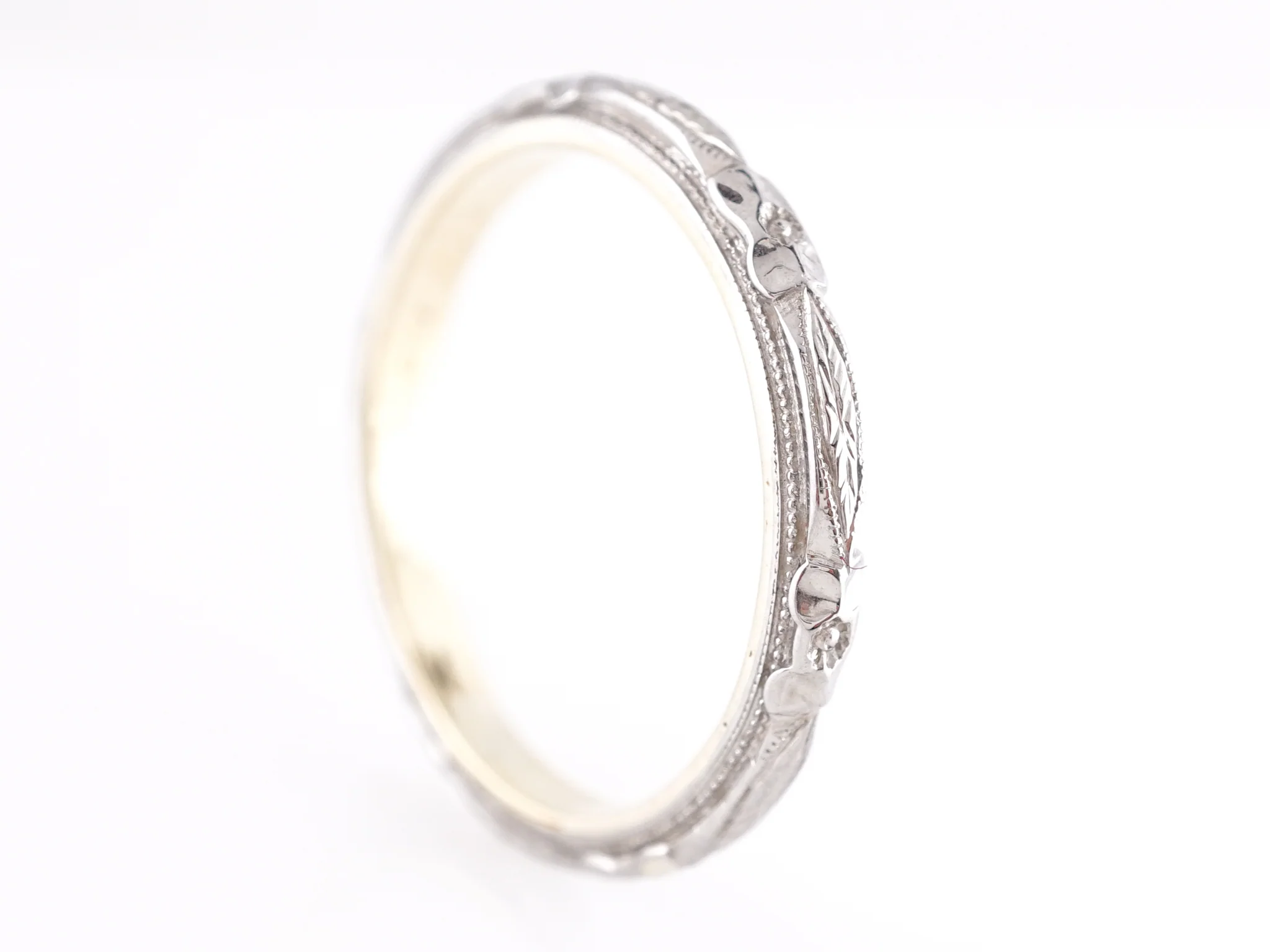 Vintage Two-Tone Art Deco Wedding Band in 18k - Image 4