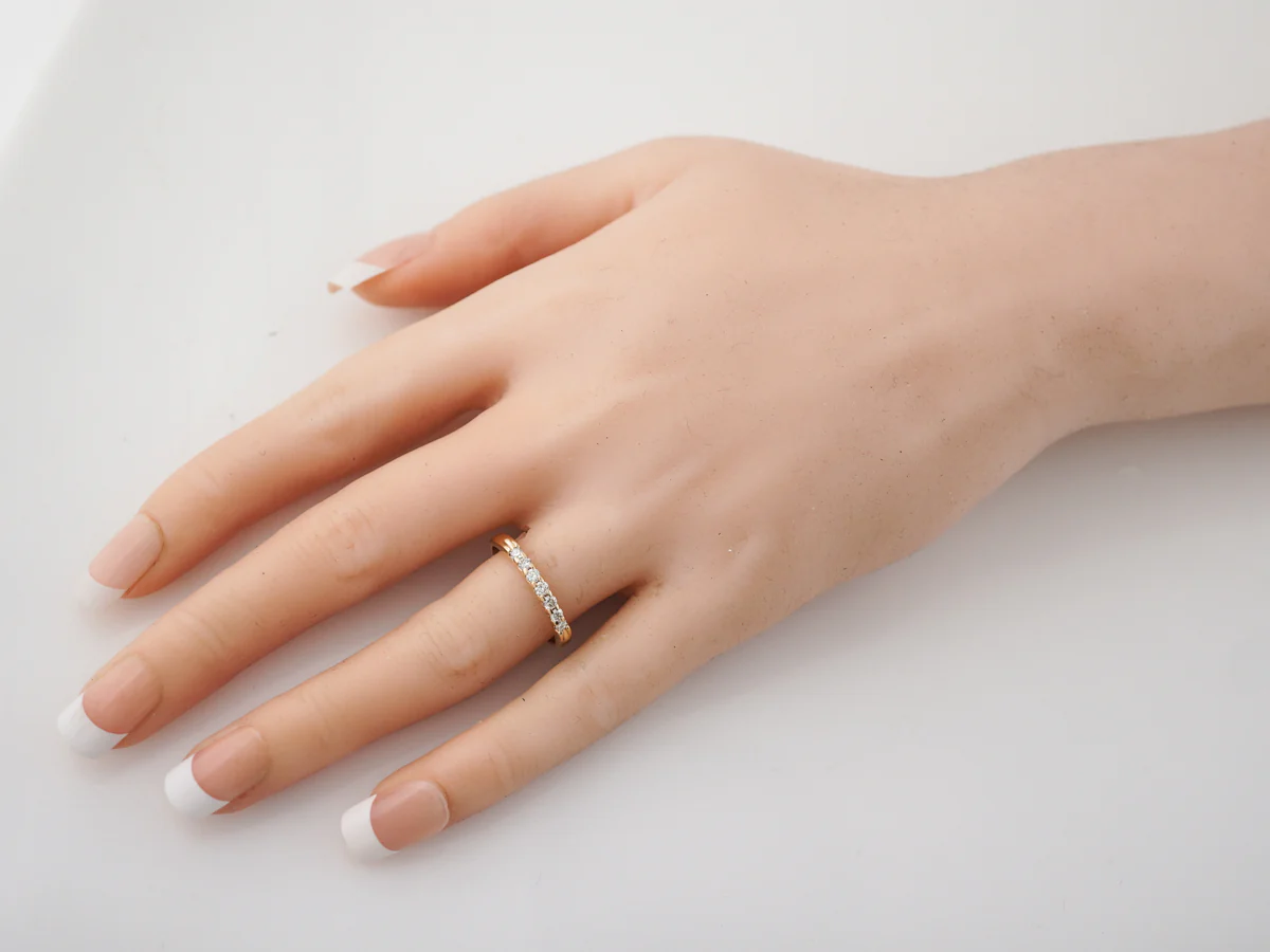 Vintage Wedding Band Mid-Century .25 Round Brilliant Cut Diamonds in 14k Yellow Gold - Image 7