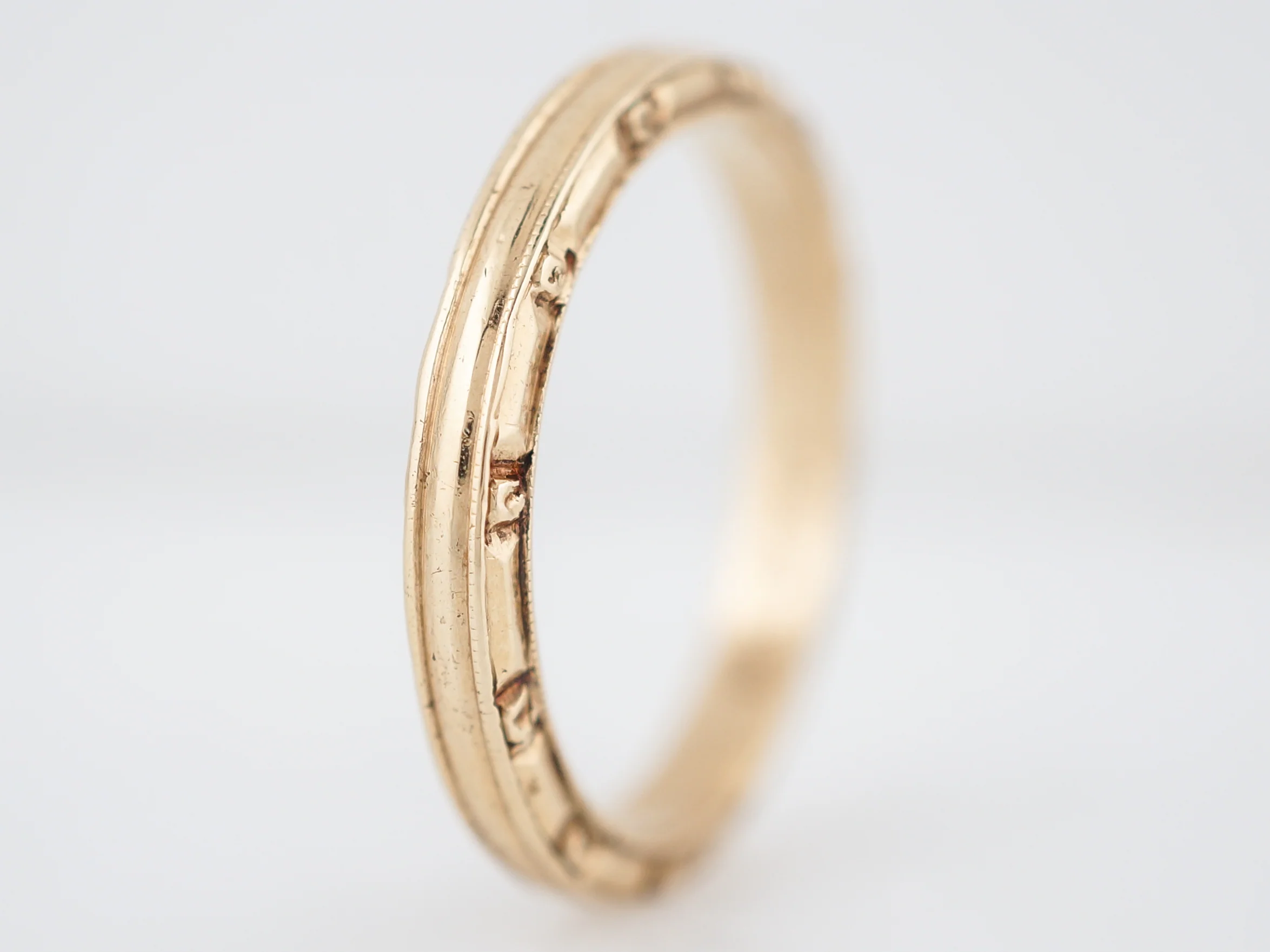 Vintage Wedding Band Retro in 14k Yellow Gold - Image 4