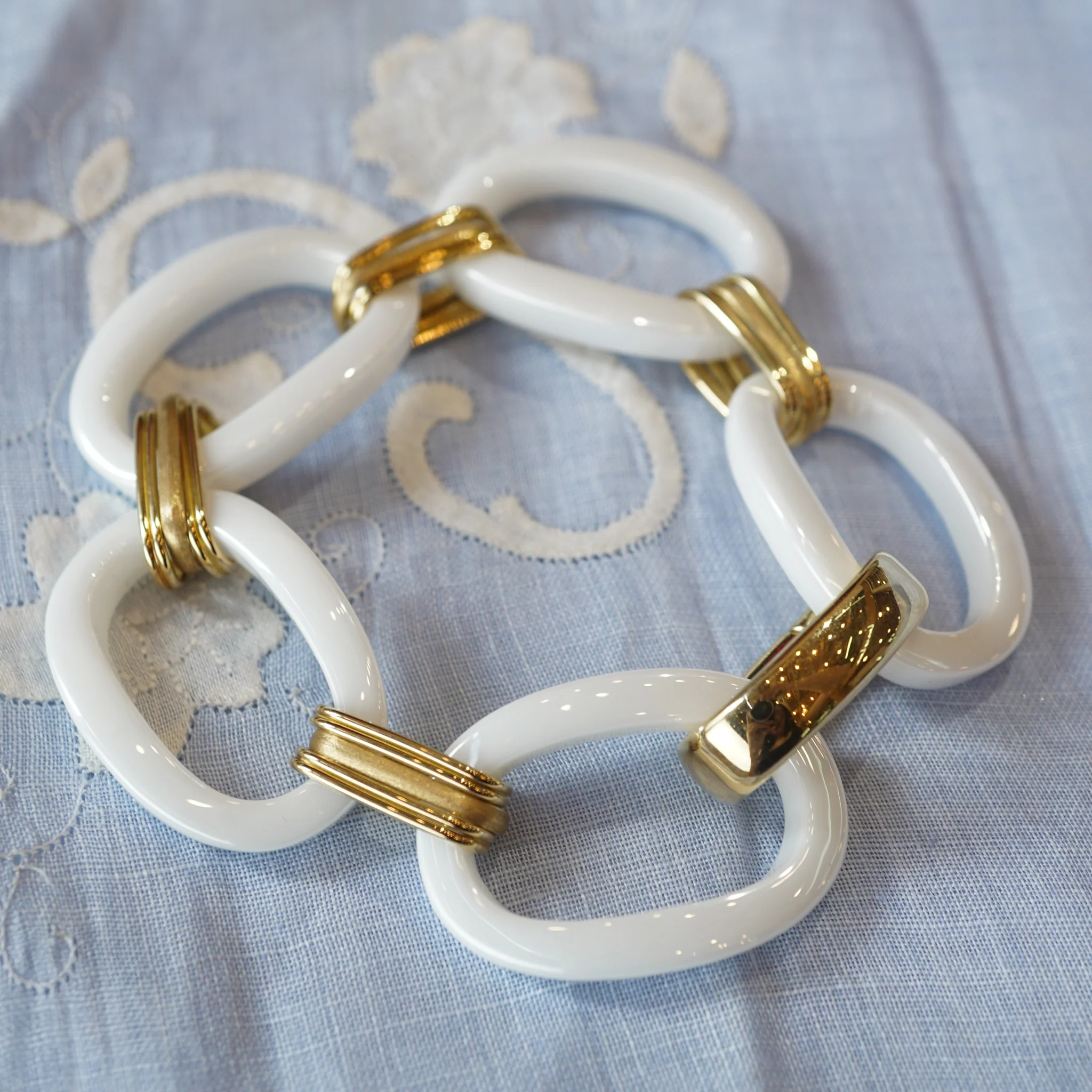 White Ceramic Link Bracelet in 18k Yellow Gold - Image 3