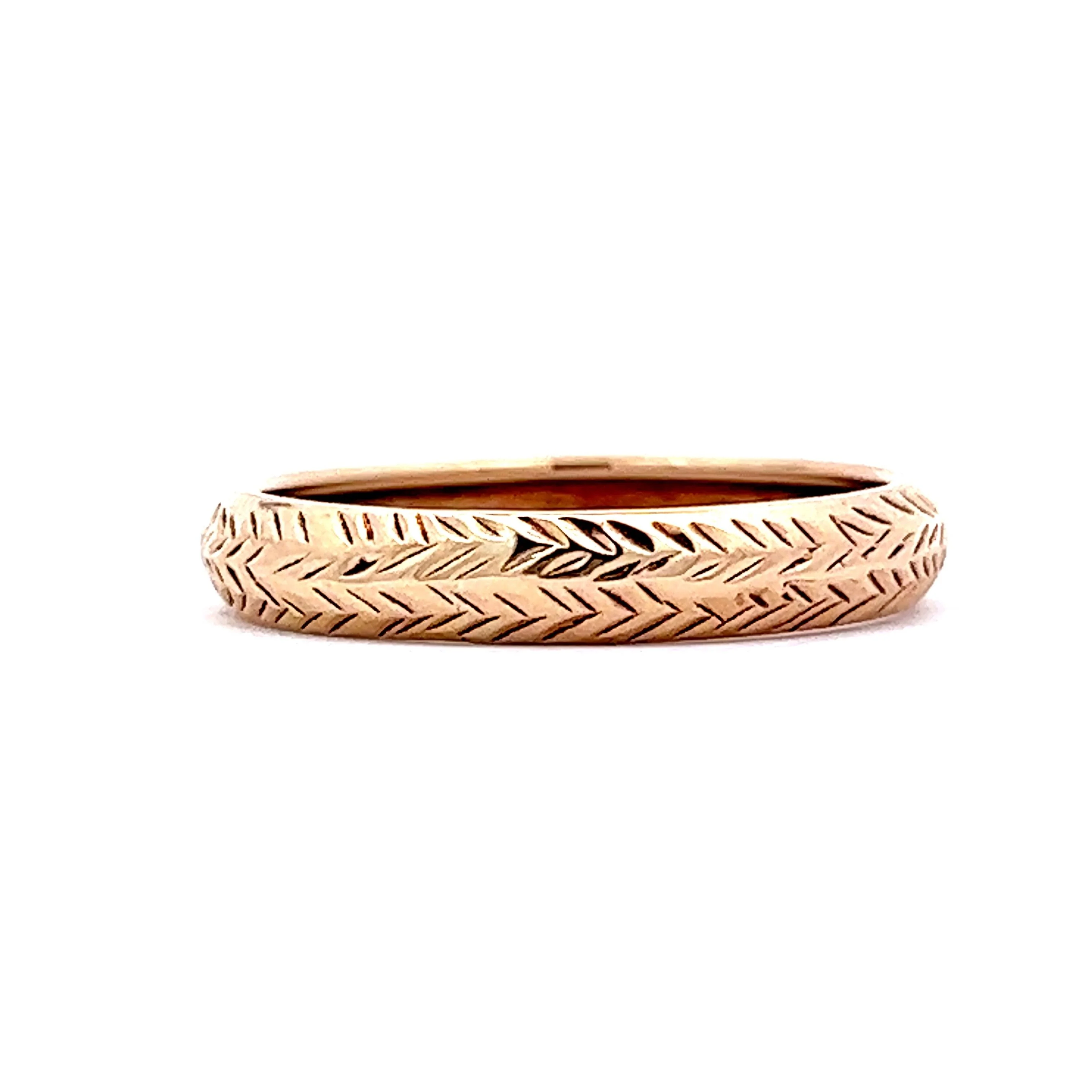 Men's Mid-Century Patterned Yellow Gold Wedding Band - Image 3